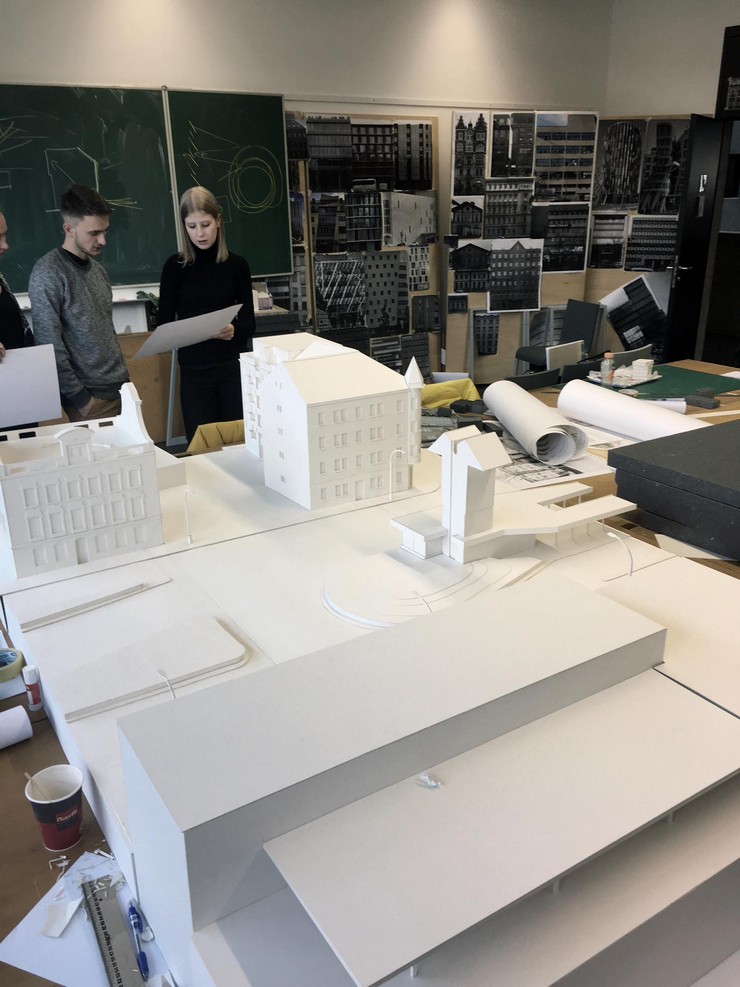 nadrazni - spolecny model